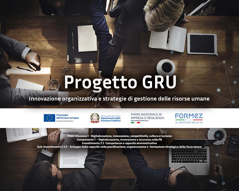persone viste dall'alto che lavorano insieme con agende sul tavolo