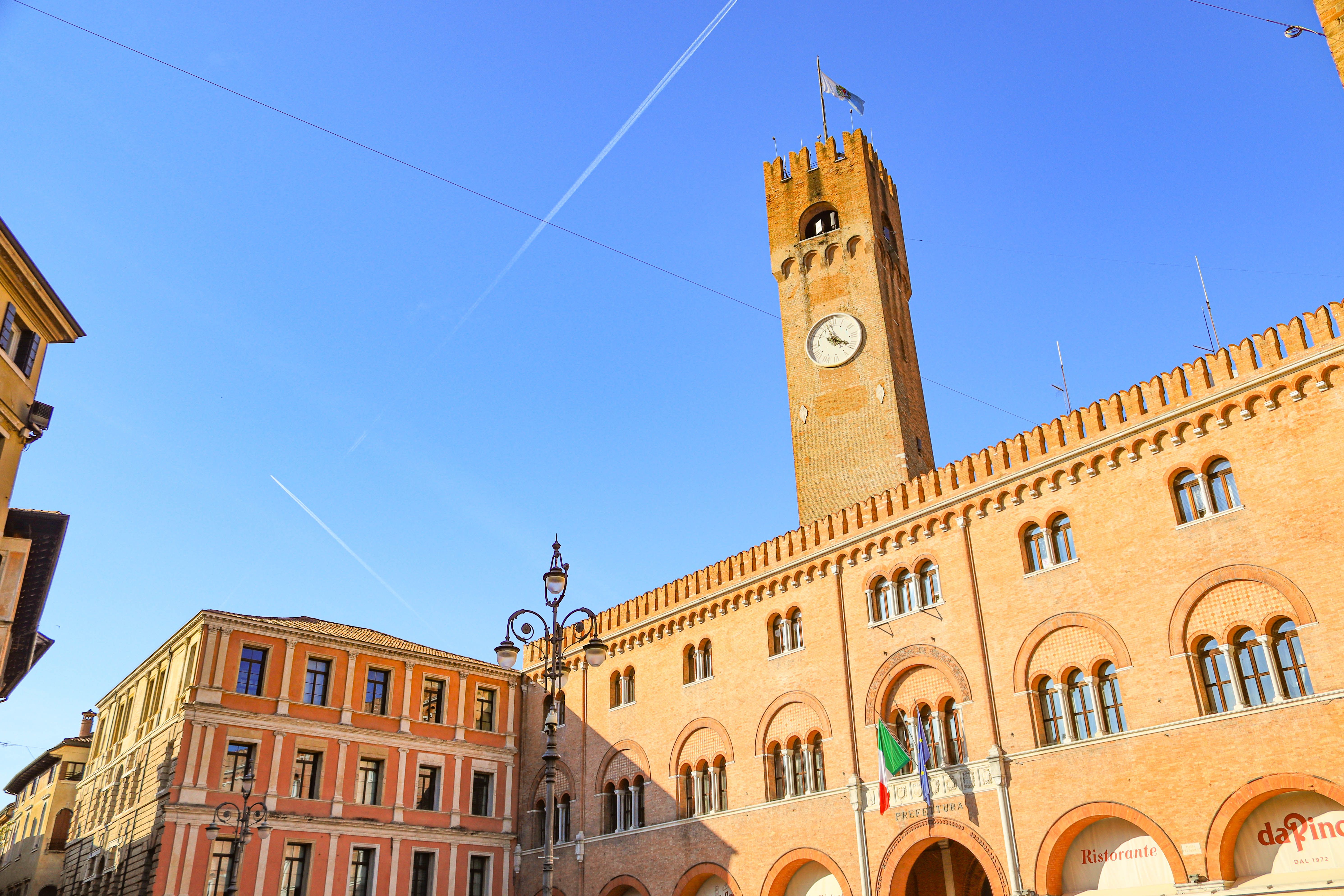 palazzo di un piccolo comune con bandiera dell'Italia