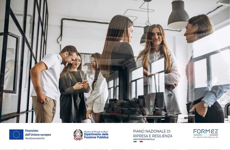 Gruppo di professionisti riuniti in un ufficio moderno. In basso sono presenti i loghi “Finanziato dall’Unione europea – NextGenerationEU”, “Presidenza del Consiglio dei Ministri – Dipartimento della Funzione Pubblica”, “Piano Nazionale di Ripresa e Resilienza – NextGenerationItalia” e “Formez PA – Al servizio della PA”.
